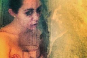 麦莉自晒艳照双手捧胸 网友：给黑客省事