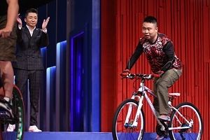 《谢天谢地》首推连续剧 肖剑玩“飞车”