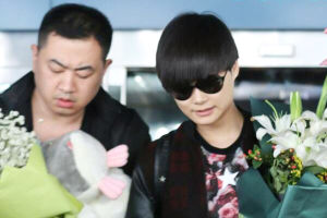 李宇春抵大连备战WhyMe个唱 粉丝接机有序