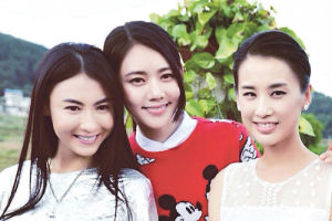 张柏芝云南拍节目引哄动 笑容爽朗心情好