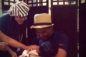 熊猫家族实习中！范玮琪黑人抱吴佩慈女儿