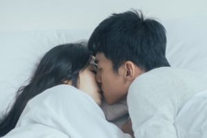 林心如杨一展拍床戏吻到缺氧闹尴尬