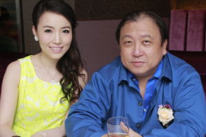 王晶邀前港姐袁嘉敏全裸出演：早让她脱