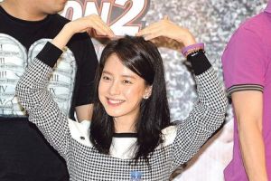 众韩星旺角热情签名 千人粉丝挤满商场