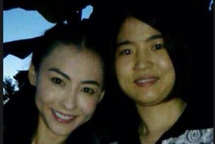 张柏芝强忍胃痛与网友合影获赞亲和美丽