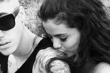 比伯晒照秀爱 赛琳娜热吻表情陶醉(图)