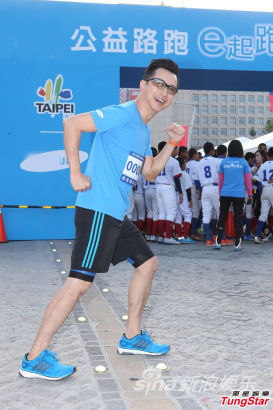 庾澄庆被问新欢露暧昧笑容 并未否认