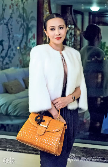 刘嘉玲获品牌送赠鳄鱼皮手袋预祝生日，她穿着性感晚装、皮草作配衬拍照。