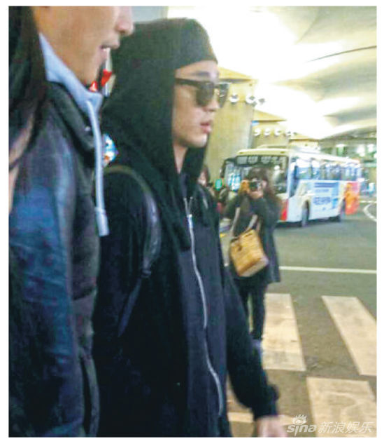  昨天（11月10日）下午，金秀贤抵达首尔，罕有地戴上墨镜遮掩倦容。
