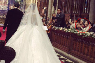 周杰伦英国娶昆凌 母叶惠美拍照心情靓