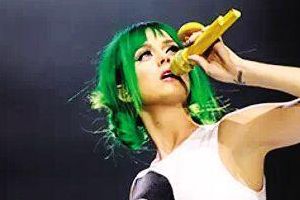 水果姐广州开唱 延至9点亮相粉丝苦等