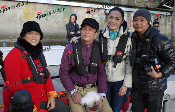 ����Ҧ������������ٽ���һ��Ҧ��Я��ĸ���������ͬ������������Ƭ�ع⣬һ����ƽ����ܰ��