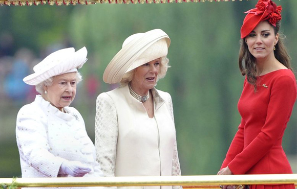 ӢŮ���ǻ�60����̩��ʿ�Ӵ����У�������������һϮ���ɫȹ�������Ρ�