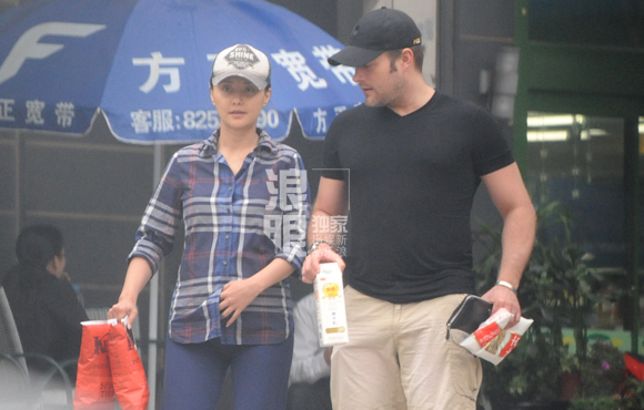 马雅舒挺大肚驾车 与洋老公逛超市买零食