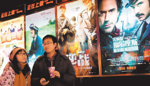 　　2011年中国电影票房突破13亿元，同时银幕上越来越多的含有暴力、恐怖与色情元素的镜头也为人们所关注，电影产业的大发展如何兼顾对青少年观众的保护成为迫在眉睫的问题。