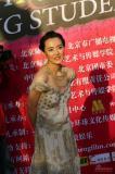 姜宏波复古装扮走红毯礼服肩带意外滑落(组图)