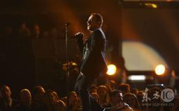 组图：U2乐队演出热力四射主唱BONO掀起狂潮