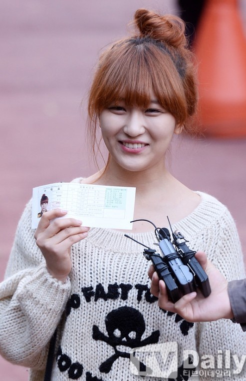 韩国艺人微笑参加高考粉丝应援|韩国艺人|高考