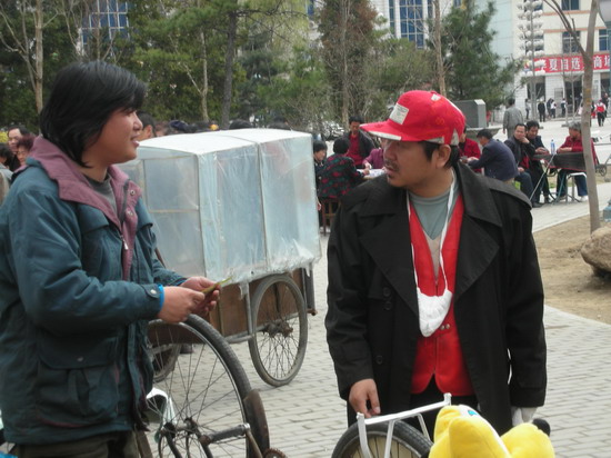 资料:范伟主演贺岁片《耳朵大有福》剧照(26)