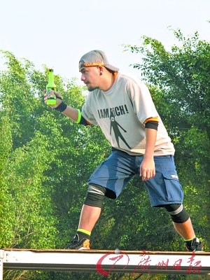 ����������ֱ���Ĺ�桰�����߱ڡ�(ͼ)