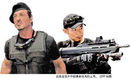 在片中,自编自导的史泰龙率一支雇佣兵敢死队拯救暴政统治下的岛国