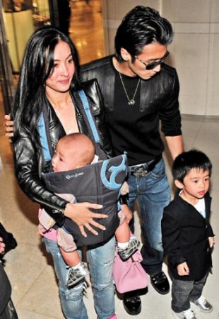 谢霆锋张柏芝为狄波拉祝寿 大小儿子抢镜(图)