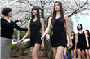 韩国女学生光腿练猫步