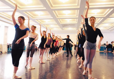 辽芭集芭蕾精英复排《天鹅湖》揭30年庆典序