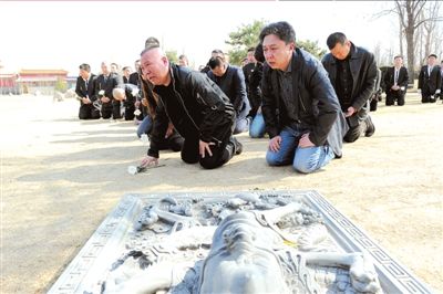 郭德纲（左）长跪不起泪流满面
