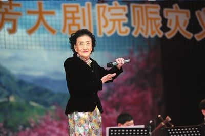 2008年2月12日，“真情家园同此凉热”赈灾义演上，李慧芳表演《穆桂英挂帅》。