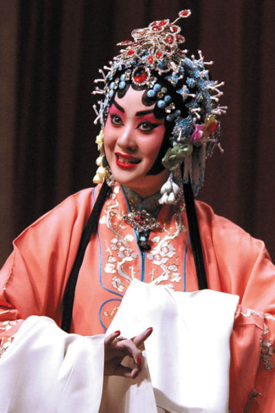 梅花奖得主王艳(微博 饰演白娘子,闫虹羽饰演小青,大连京剧院当红