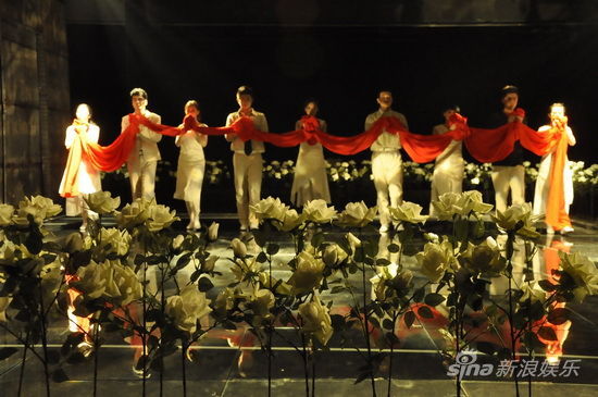 舞台被白玫瑰包围
