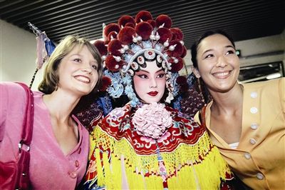 外国友人争着和中国京剧演员合影