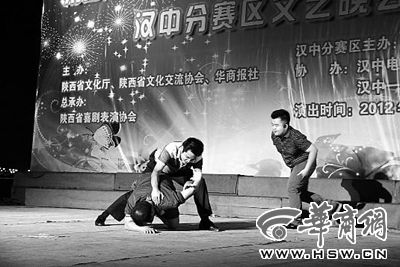 汉中市公安局汉台分局参赛小品《警察故事》 本报记者 陈兴王 摄
