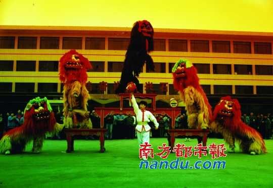 1997年，公司舞狮队在石家庄印钞厂封闭训练。　（资料图）