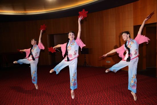 北京飘舞艺术团表演芭蕾舞《窗花舞》片段
