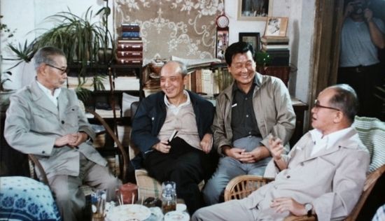陈鲤庭（左二）在上海电影制片厂讨论工作。