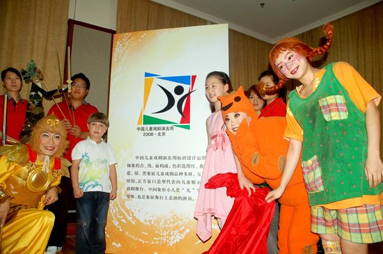 图文:儿童戏剧演出周 小演员为海报揭幕