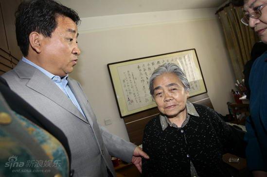 图文:李文华家中设灵堂-姜昆搀扶李文华老伴