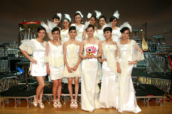乐团成员和小新合影新浪娱乐讯 7月31日下午,viva-girls雅乐团在京