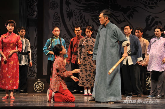 图文:李国修患癌症-京戏启示录舞台照