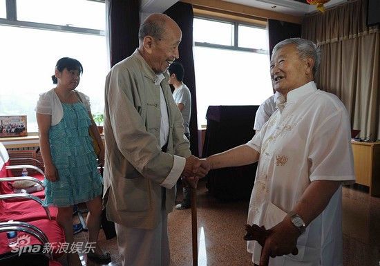 寒暄什么意思啊 相亲后男生不主动联系是不是没戏了