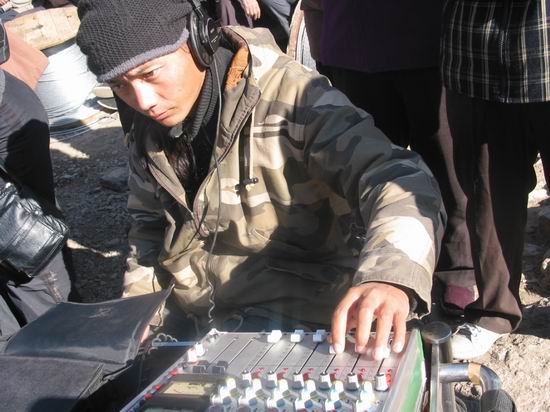 资料:影片《寻找智美更登》录音工作照