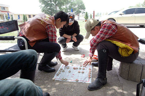 林申电影拍摄忙里偷闲戏里骑马戏外下棋(图)