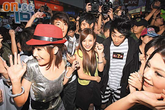 电影《关人7事》旺角做宣传 女演员遭怪手袭击