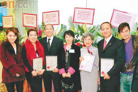 “鬼婆婆”罗兰获颁杰出华人奖(图)