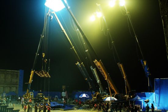 同时起用八台吊车吊威亚打造飞天效果