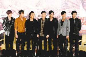 左起付辛博、吴尊、郑伊健、郑少秋、周渝民、林峰和于波