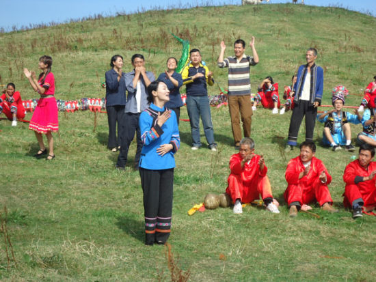 起在南山大草原舞龙舞狮唱山歌,最后连工作人员都一起手拉手跳起舞来