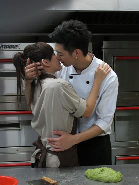 辰亦儒微电影《爱情闯进门》化身面包师傅